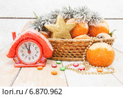 Новогодняя композиция с часами в виде домика и мандаринами. Стоковое фото, фотограф Наталья Осипова / Фотобанк Лори