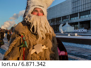 Ряженый  колядует на Крымской набережной в парке "Музеон" города Москвы в день Рождества Христова (2015 год). Редакционное фото, фотограф Николай Винокуров / Фотобанк Лори
