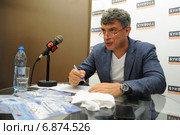 Борис Немцов, российский политик (2013 год). Редакционное фото, фотограф Галина Попова / Фотобанк Лори