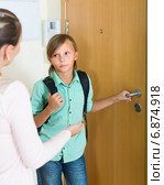 Mother with son at doorway. Стоковое фото, фотограф Яков Филимонов / Фотобанк Лори