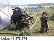 Ненецкая девочка в тундре (2010 год). Редакционное фото, фотограф Елена Боброва / Фотобанк Лори