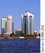 Высотные здания Dubai Creeck Tower и компании "Этисалат" в городе Дубай, ОАЭ, вид со стороны залива (2014 год). Редакционное фото, фотограф SevenOne / Фотобанк Лори