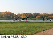 Прогулочный экипаж для туристов у пруда в Кусково, Москва (2011 год). Редакционное фото, фотограф Алексей Гусев / Фотобанк Лори