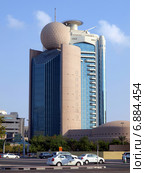 Высотные здания Dubai Creeck Tower и компании "Этисалат" в городе Дубай, ОАЭ, вид со стороны материка (2014 год). Редакционное фото, фотограф SevenOne / Фотобанк Лори
