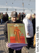 Сергиев Посад. Мужчина у стен лавры с иконой Иоанна Грозного (2014 год). Редакционное фото, фотограф Дмитрий Неумоин / Фотобанк Лори