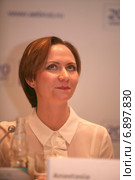 Пресс-конференция комитета автопроизводителей АЕБ( Association of European Businesses).Директор по маркетингу и PR  АЕБ Анастасия Кондратьева. (2015 год). Редакционное фото, фотограф Александр С. Курбатов / Фотобанк Лори