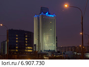 Москва. Здание "Газпрома" на улице Наметкина ночью (2015 год). Редакционное фото, фотограф Юрий Шурчков / Фотобанк Лори