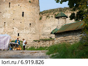 Изборск. Крепость и ограда церкви Сергия и Никандра (2010 год). Редакционное фото, фотограф Александр Щепин / Фотобанк Лори