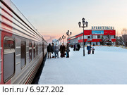 Поезд Архангельск-Москва на вокзале в Архангельске (2015 год). Редакционное фото, фотограф Марина Славина / Фотобанк Лори