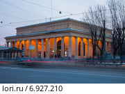 Санкт-Петербург. Вид на проспект Стачек и наземный вестибюль станции метро "Кировский завод" (2015 год). Редакционное фото, фотограф Литвяк Игорь / Фотобанк Лори