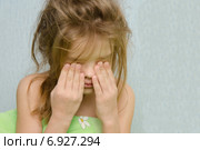 Разбуженная девочка потирает сонные глаза. Стоковое фото, фотограф Иванов Алексей / Фотобанк Лори