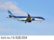 Самолёт идёт на посадку. Авиакомпания Azerbaijan Airlines - AZAL ("Азербайджанские авиалинии - АЗАЛ") (2015 год). Редакционное фото, фотограф Карданов Олег / Фотобанк Лори