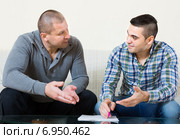 Flatmates discussing tenancy. Стоковое фото, фотограф Яков Филимонов / Фотобанк Лори