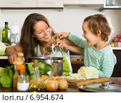 Woman with baby cooking at kitchen. Стоковое фото, фотограф Яков Филимонов / Фотобанк Лори
