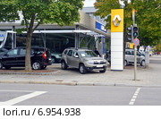Автомобильный салон продаж Renault-Dacia в Мюнхене (Германия) (2013 год). Редакционное фото, фотограф Александр Замараев / Фотобанк Лори