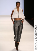 NEW YORK, NY - SEPTEMBER 05: A model walks the runway at the Project Runway (Alexander Knox) show during MBFW Spring 2015 at Lincoln Center on September 5, 2014 in NYC. Редакционное фото, фотограф Anton Oparin / Фотобанк Лори