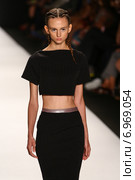 NEW YORK, NY - SEPTEMBER 05: A model walks the runway at the Project Runway (Alexander Knox) show during MBFW Spring 2015 at Lincoln Center on September 5, 2014 in NYC. Редакционное фото, фотограф Anton Oparin / Фотобанк Лори