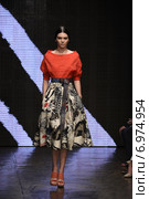 NEW YORK, NY - SEPTEMBER 08: Kendall Jenner walks the runway at Donna Karan New York during Mercedes-Benz Fashion Week Spring 2015 on September 8, 2014 in New York City. Редакционное фото, фотограф Anton Oparin / Фотобанк Лори