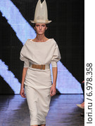 NEW YORK, NY - SEPTEMBER 08: Model Daria Strokous walk the runway at Donna Karan New York during MBFW Spring 2015 at 547 West 26th Street on September 8, 2014 in NYC. Редакционное фото, фотограф Anton Oparin / Фотобанк Лори