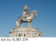 Памятник Чингисхану в монгольской степи недалеко от Улан-Батора на фоне голубого неба (2015 год). Редакционное фото, фотограф Ален Лагута / Фотобанк Лори