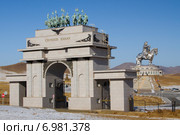 Ворота к комплексу со статуей Чингис Хана (2015 год). Редакционное фото, фотограф Ален Лагута / Фотобанк Лори