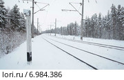 Заснеженная зимняя железная дорога в лесах северной Карелии. Стоковое видео, видеограф Кекяляйнен Андрей / Фотобанк Лори