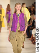 NEW YORK, NY - SEPTEMBER 11: A model walks the runway at Ralph Lauren fashion show during Mercedes-Benz Fashion Week Spring 2015 on September 11, 2014 in New York City. Редакционное фото, фотограф Anton Oparin / Фотобанк Лори