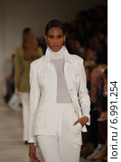 NEW YORK, NY - SEPTEMBER 11: A model walks the runway at Ralph Lauren fashion show during Mercedes-Benz Fashion Week Spring 2015 on September 11, 2014 in New York City. Редакционное фото, фотограф Anton Oparin / Фотобанк Лори