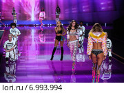 LONDON, ENGLAND - DECEMBER 02: Singer Ariana Grande performs as Model Taylor Hill walks the runway during Victoria's Secret fashion show on December 2, 2014 in London, England. Редакционное фото, фотограф Anton Oparin / Фотобанк Лори