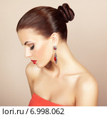 Portrait of beautiful brunette woman with earring. Perfect makeup. Стоковое фото, агентство Ingram Publishing / Фотобанк Лори