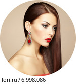 Portrait of beautiful brunette woman with earring. Perfect makeup. Стоковое фото, агентство Ingram Publishing / Фотобанк Лори