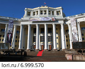Здание Театра Российской Армии украшенное к 100-летнему юбилею Владимира Зельдина (2015 год). Редакционное фото, фотограф Данила Васильев / Фотобанк Лори