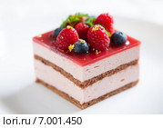 Кусок вкуснейшего мусс-кейка со свежей малиной и черникой, декорированный золотой фольгой и листиком кервеля. Стоковое фото, фотограф Алексей Копытько / Фотобанк Лори