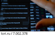 Женщина читает на планшете новости по Bloomberg Business (2015 год). Редакционное видео, видеограф Mikhail Erguine / Фотобанк Лори
