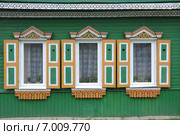 Три окна с красивыми деревянными резными наличниками (2014 год). Стоковое фото, фотограф Илюхина Наталья / Фотобанк Лори