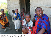 Maasai family at threshold of his house, father and children. Семья африканского племени масаи, чернокожий отец и пятеро детей, возле входа в хижину, Змеиный парк, Аруша, Танзания (2008 год). Редакционное фото, фотограф Владимир Григорьев / Фотобанк Лори