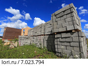 Запас шлакоблоков на новостройке. Стоковое фото, фотограф Анатолий Матвейчук / Фотобанк Лори