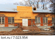 Новодельное деревянное здание школы искусств в городе Курган закрыто на реставрацию (2014 год). Стоковое фото, фотограф Анатолий Матвейчук / Фотобанк Лори