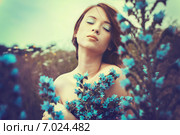 Красивая молодая девушка позирует в поле с цветами. Стоковое фото, фотограф Ильина Анна / Фотобанк Лори