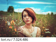 Красивая молодая девушка в поле. Стоковое фото, фотограф Ильина Анна / Фотобанк Лори