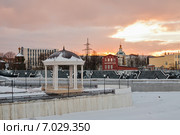 Город Тула. Ротонда на набережной Упы с видом на Машзавод зимним вечером (2015 год). Редакционное фото, фотограф Игорь Низов / Фотобанк Лори