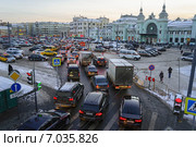Автомобильная пробка у Белорусского вокзала в Москве (2014 год). Редакционное фото, фотограф Сергей Неудахин / Фотобанк Лори
