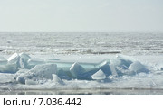 Ледяные торосы на берегу моря. Стоковое фото, фотограф Алексей Кокоулин / Фотобанк Лори