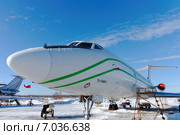 Пассажирский самолет Ту-134Б-3 на ремонтной площадке. Вид спереди вдоль фюзеляжа (2015 год). Редакционное фото, фотограф Nikolay Pestov / Фотобанк Лори