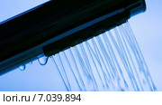 Льющаяся из душевой лейки вода. Стоковое видео, видеограф Discovod / Фотобанк Лори