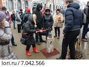 Чеканка монет во время гулянья на Масленице (2015 год). Редакционное фото, фотограф Андрей Забродин / Фотобанк Лори