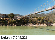 Мост Laxman Jhula через реку Ганг, Ришикеш, Индия (2014 год). Стоковое фото, фотограф Elena Odareeva / Фотобанк Лори