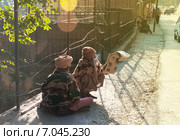 Два индуса сидят на улице Ришикеш, Индия (2014 год). Редакционное фото, фотограф Elena Odareeva / Фотобанк Лори
