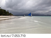 Парусник на Белом пляже (White Beach) на острове Боракай, Филиппины. Стоковое фото, фотограф Екатерина Лубенец / Фотобанк Лори