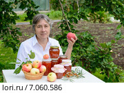 Пожилая женщина с домашним яблочным вареньем на даче. Стоковое фото, фотограф Марина Славина / Фотобанк Лори